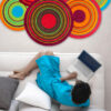 Mata tekstylna Cosmic Colours z koncentrycznym wzorem w intensywnych kolorach