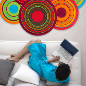 Mata tekstylna Cosmic Colours z koncentrycznym wzorem w intensywnych kolorach