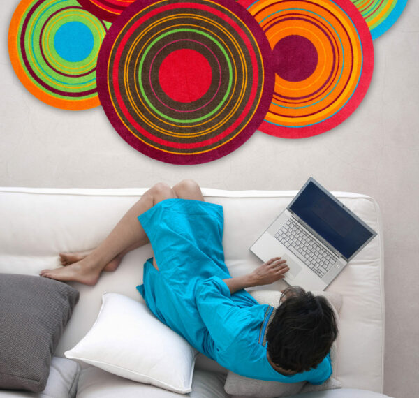 Mata tekstylna Cosmic Colours z koncentrycznym wzorem w intensywnych kolorach