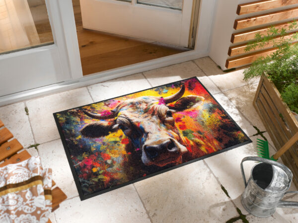 Wycieraczka do mieszkania Cowy McCow z kolorową krową w stylu pop-art