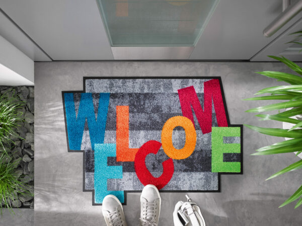 Wycieraczka do mieszkania Crazy Welcome z kolorowym napisem