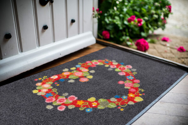Wycieraczka Floral Romance z motywem serca z kwiatów