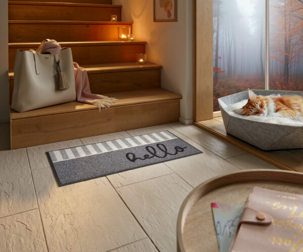 Dekoracyjna i praktyczna wycieraczka Hello Stripes z kolekcji Home & Living