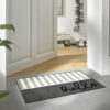 Wycieraczka Hello Stripes z napisem hello i wzorem w szare pasy
