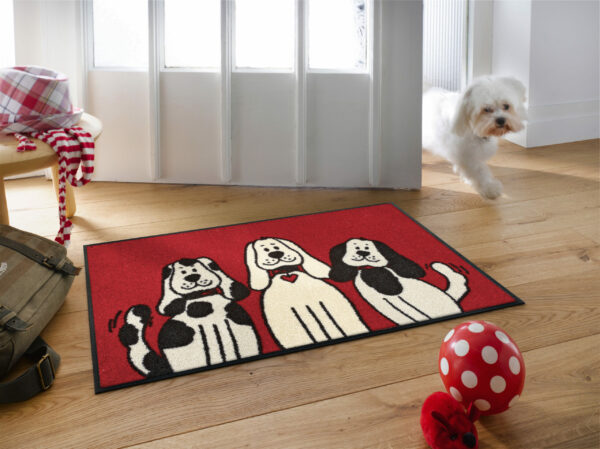 Three Dogs 40x60 cm – wycieraczka z trzema psami na czerwonym tle